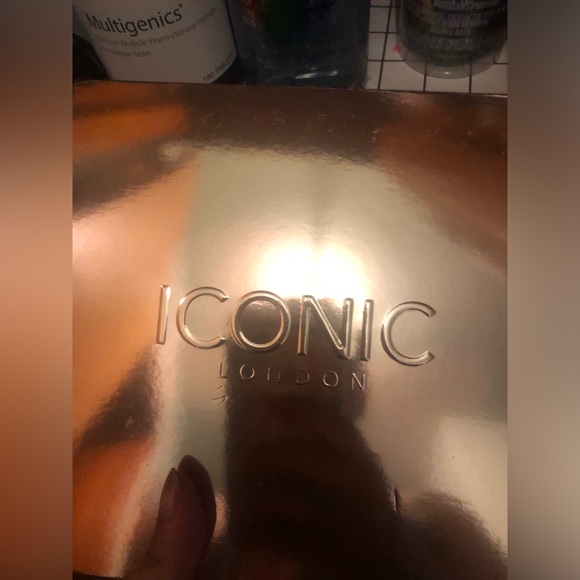 Brand new never used eyeshadow palette - Picture 5 of 5